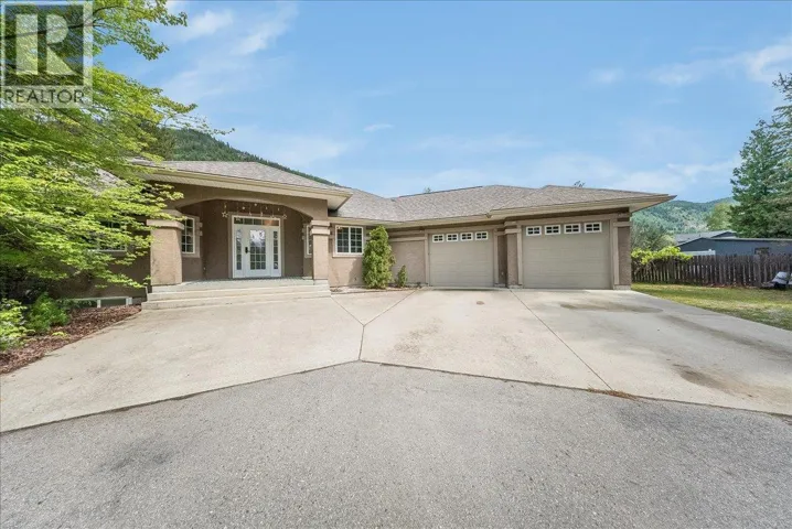 816 COLUMBIA Road, Castlegar, British Columbia V1N4K6