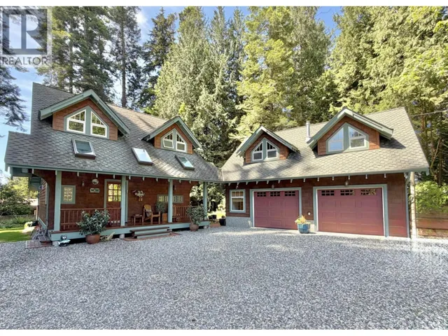3205 BEACH AVENUE, Roberts Creek, British Columbia V0N2W0