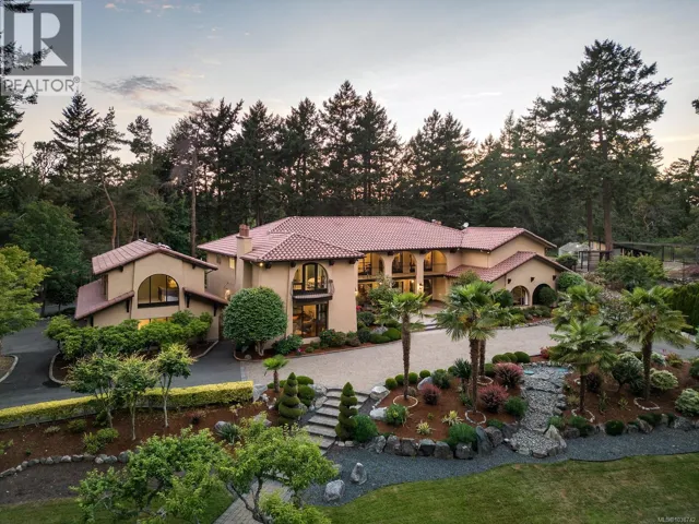 2495 Shannon Pl, Saanich, British Columbia V8N1X2