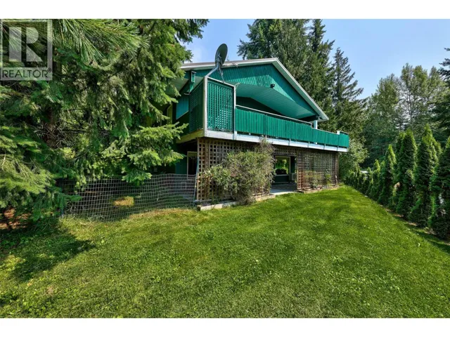 7280 Birch Close, Anglemont, British Columbia V0E1M8
