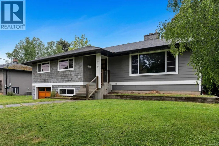 3910 Hobbs St, Saanich, British Columbia V8N4C9