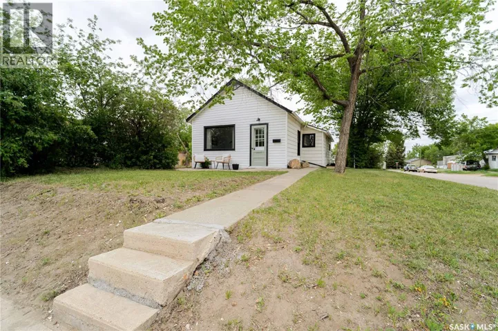 1102 IROQUOIS STREET W, Moose Jaw, Saskatchewan S6H5B9