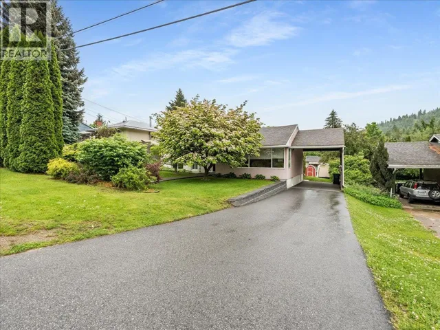 806 10th Street, Castlegar, British Columbia V1N2H8