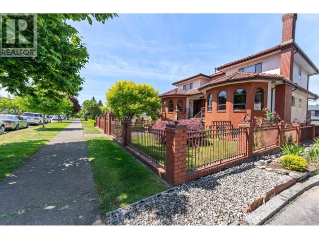 2411 E 39TH AVENUE, Vancouver, British Columbia V5R2V4