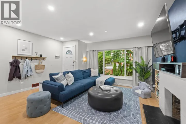 2036 E BROADWAY, Vancouver, British Columbia V5N1W7