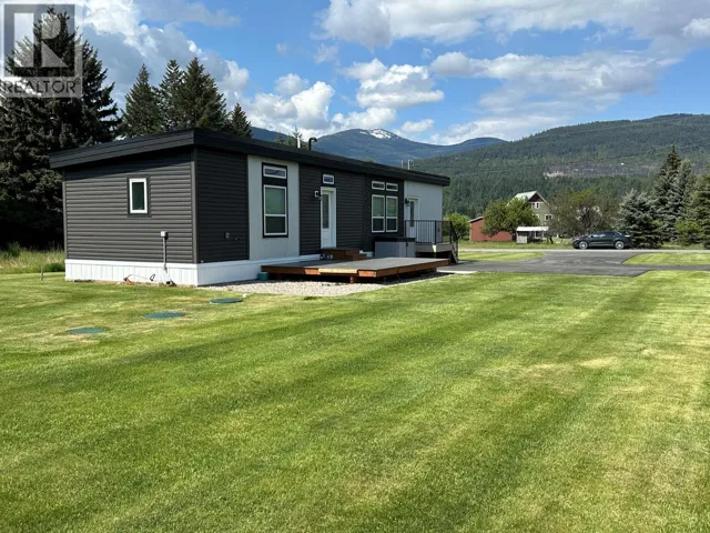 928 Waterloo Crescent, Castlegar, British Columbia V1N4M3