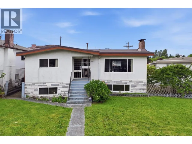 3063 RENFREW STREET, Vancouver, British Columbia V5M3K7