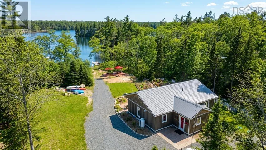 8 Alexander Avenue, Waterloo Lake, Nova Scotia B0S1P0