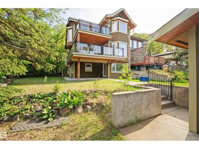 9652 86 AV NW, Edmonton, Alberta T6C1J9
