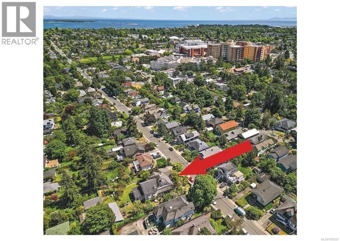 1736 Haultain St, Victoria, British Columbia V8R2L2