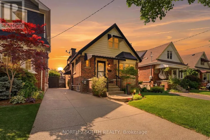 212 WEXFORD AVENUE S, Hamilton (Delta), Ontario L8K2P2