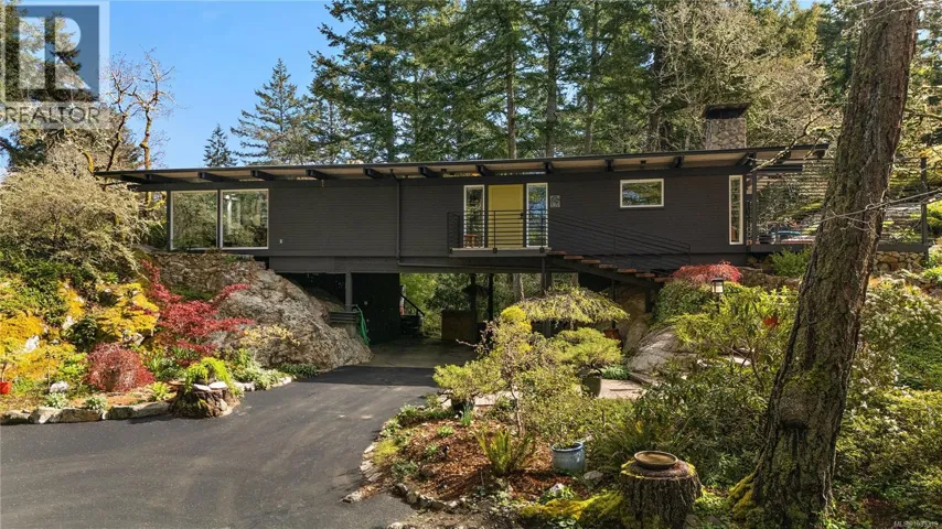 4513 Edgewood Pl, Saanich, British Columbia V8X2N8