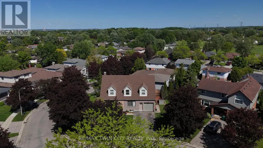 31 WINDERMERE COURT, Kitchener, Ontario N2N2W3