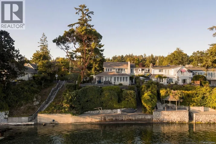 10652 Madrona Dr, North Saanich, British Columbia V8L5L8