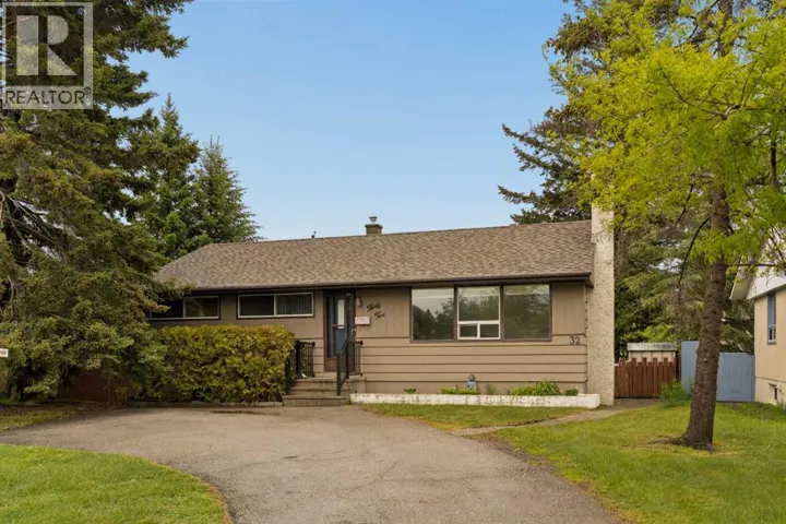32 Gladeview Crescent SW, Calgary, Alberta T3E4X8