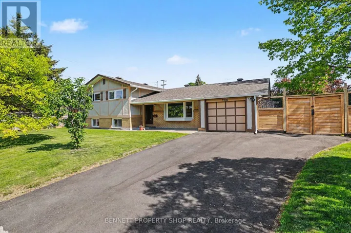 2736 STONE CRESCENT, Ottawa, Ontario K2H6Z1