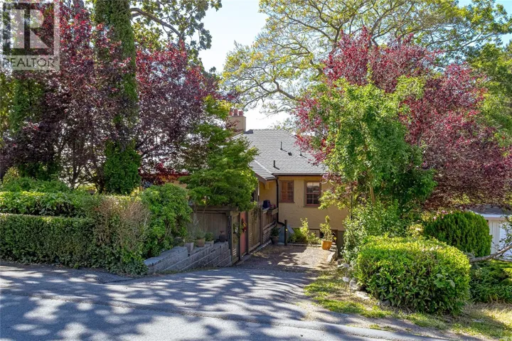 1961 Watson St, Saanich, British Columbia V8R3H7