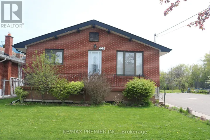 221 COCKSFIELD AVENUE, Toronto (Bathurst Manor), Ontario M3H3T6