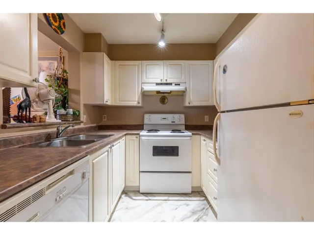 427 9979 140 STREET, Surrey, British Columbia V3T5W2
