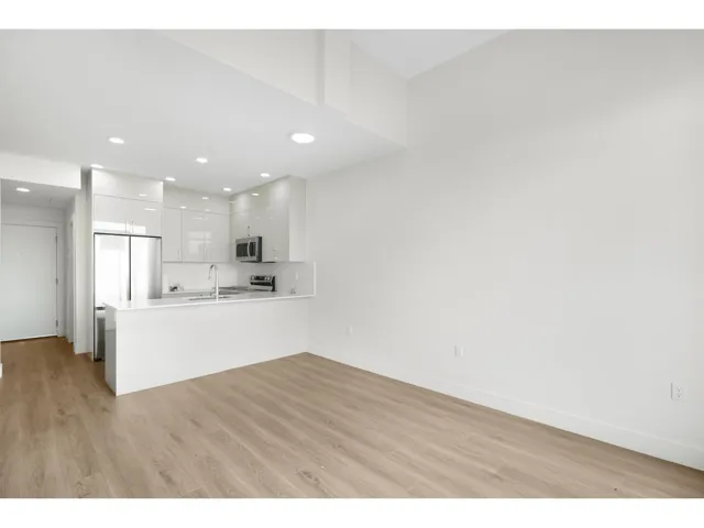 609 15739 FRASER HIGHWAY, Surrey, British Columbia V4N6V4