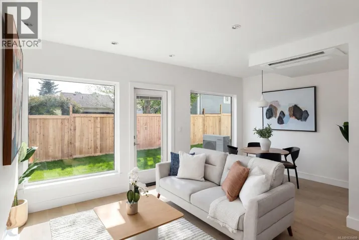 3 2118 Pentland Rd, Oak Bay, British Columbia V8S2W4