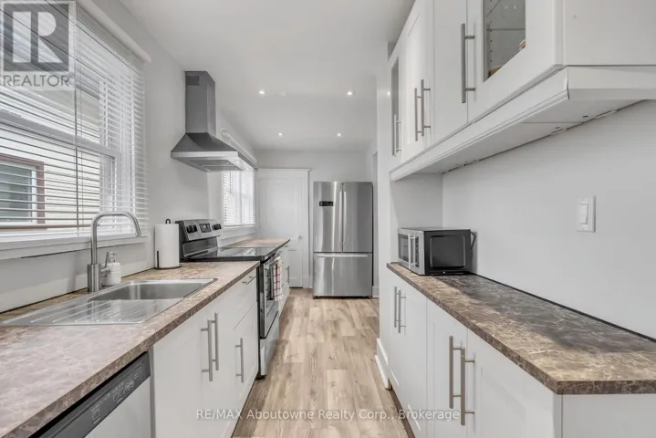 5111 KITCHENER STREET, Niagara Falls (Clifton Hill), Ontario L2G1B1