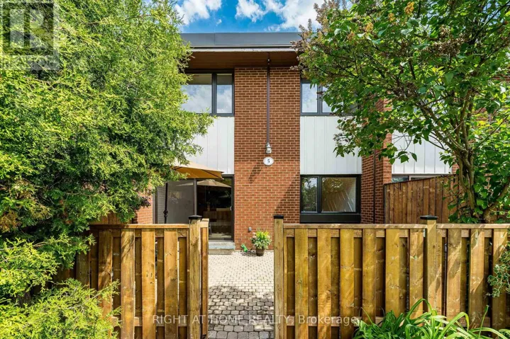 #5 - 1200 GRIPSHOLM ROAD, Mississauga (Applewood), Ontario L4Y2G9