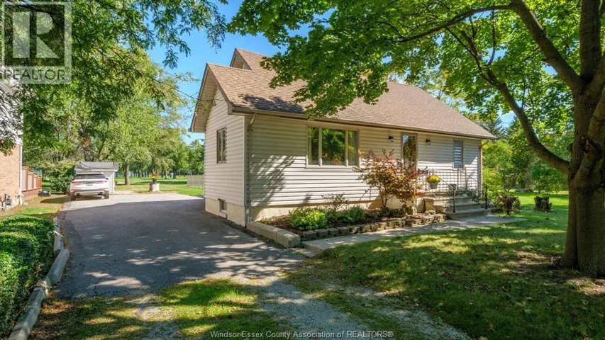 4054 ROSELAND DRIVE West, Windsor, Ontario N9G1Z8