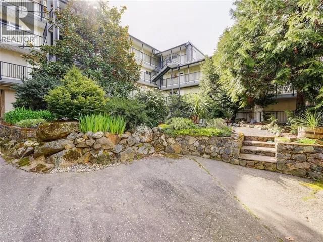 201 991 Cloverdale Ave, Saanich, British Columbia V8X2T5