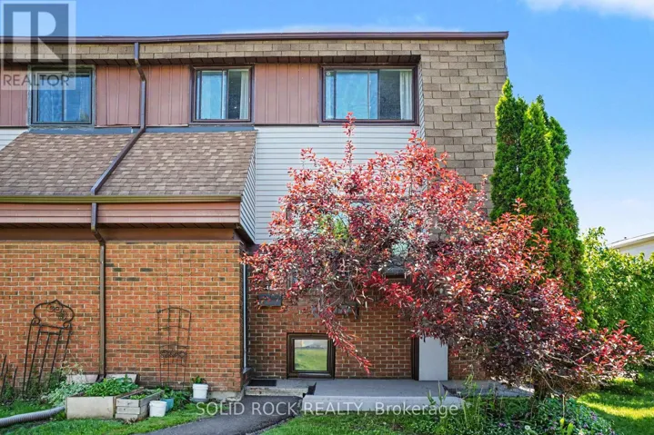 D - 11 WOODVALE GREEN W, Ottawa, Ontario K2G4G9