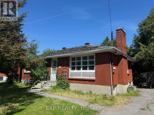 135 OAKRIDGE BOULEVARD, Ottawa, Ontario K2G2V1