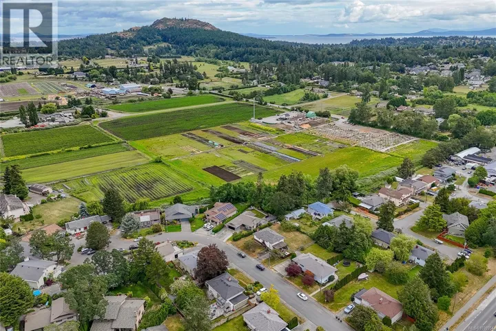 4035 Century Rd, Saanich, British Columbia V8X2E5