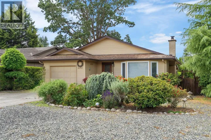 4252 Panorama Dr, Saanich, British Columbia V8X4X6