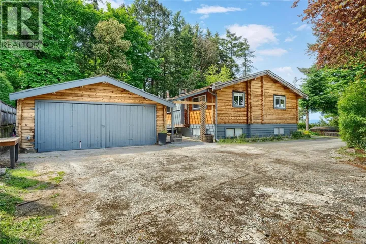 6898 Woodward Dr, Central Saanich, British Columbia V8M1A9