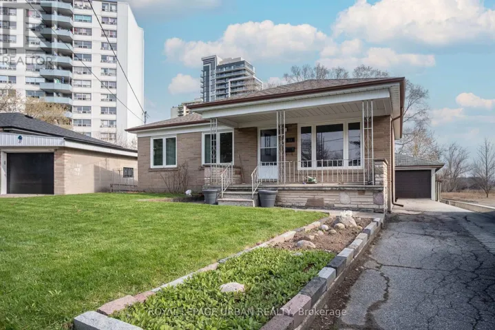19 BATTERSEA CRESCENT, Toronto (Maple Leaf), Ontario M6L1G7