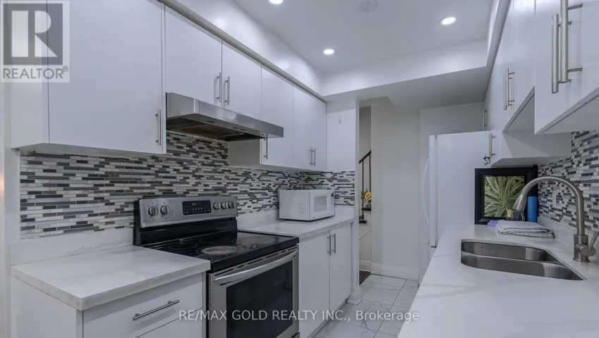 102 BUNCHBERRY WAY, Brampton (Sandringham-Wellington), Ontario L6R2E8