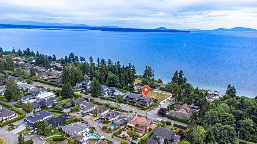 13372 MARINE DRIVE, Surrey, British Columbia V4A1G2