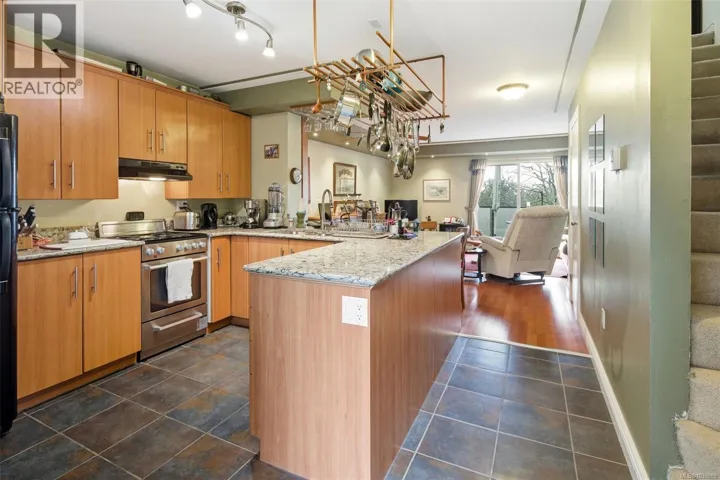 207 991 Cloverdale Ave, Saanich, British Columbia V8X2T5