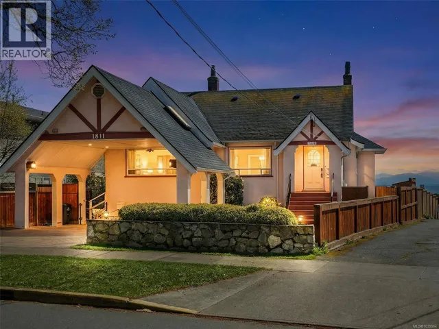 1811 Hollywood Cres, Victoria, British Columbia V8S1J2