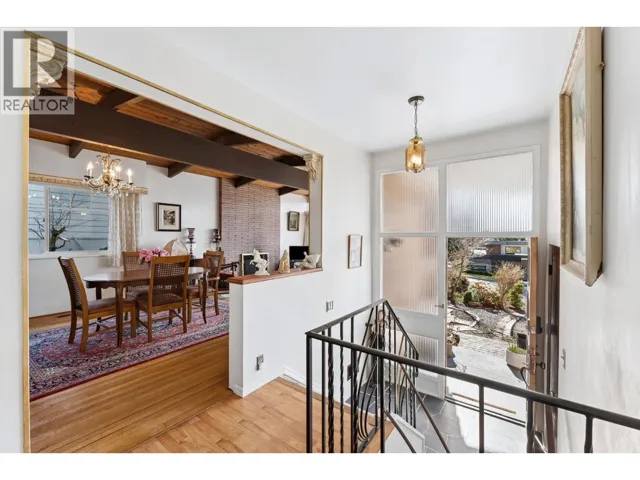 922 CANYON BOULEVARD, North Vancouver, British Columbia V7R2J8