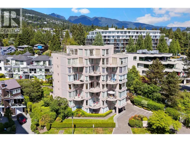 4 2243 BELLEVUE AVENUE, West Vancouver, British Columbia V7V1C5