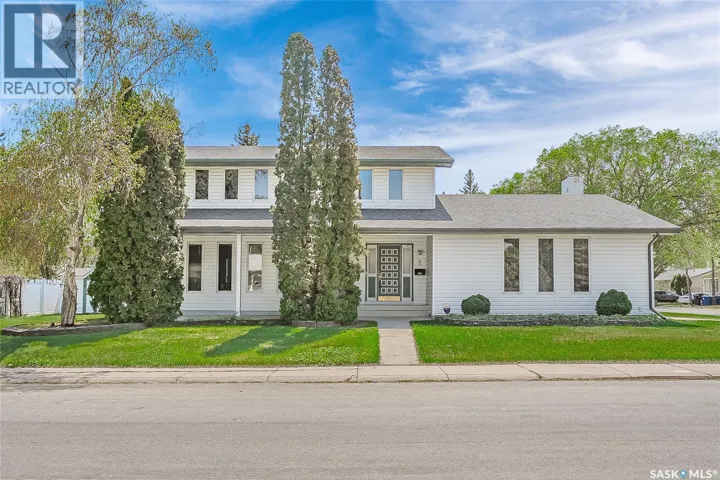 2 Cambridge CRESCENT, Saskatoon, Saskatchewan S7H3P8