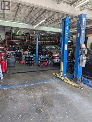 1898 WILSON AVENUE, Toronto (Downsview-Roding-CFB), Ontario M9M1A8