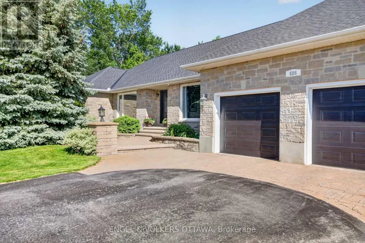 528 TULLAMORE STREET, Ottawa, Ontario K1X0A2