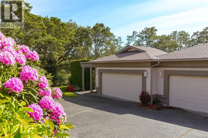 5 4300 Stoneywood Lane, Saanich, British Columbia V8X5A8