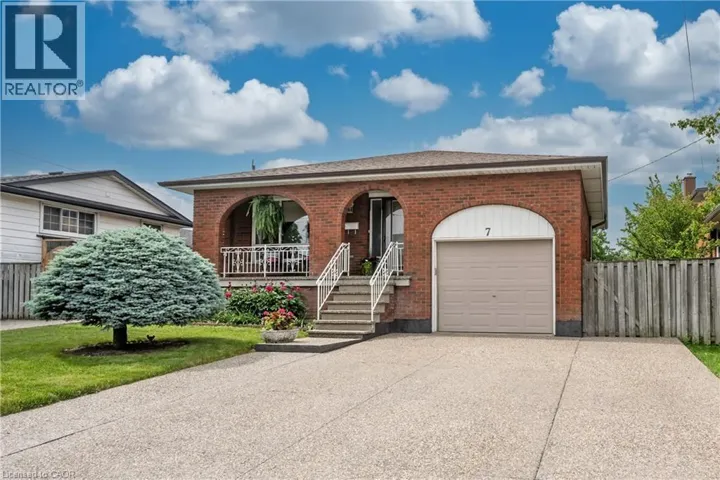7 OAKLAND Drive, Hamilton, Ontario L8E3R4