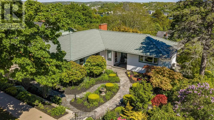 15 Lakeview Avenue, Dartmouth, Nova Scotia B3A3S8