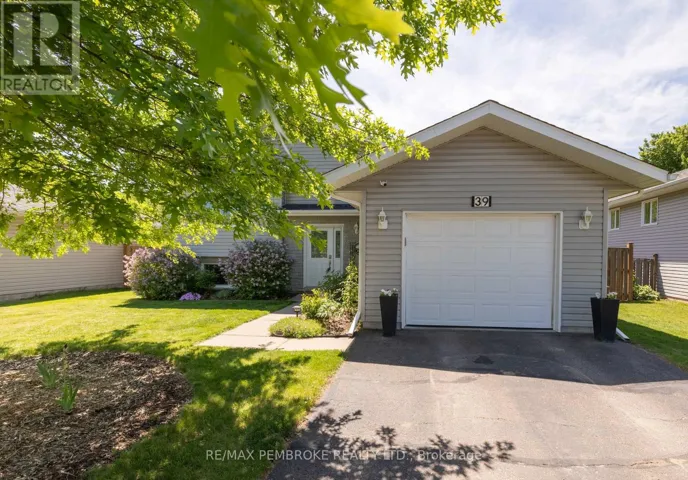 39 OAK AVENUE, Petawawa, Ontario K8H0B5