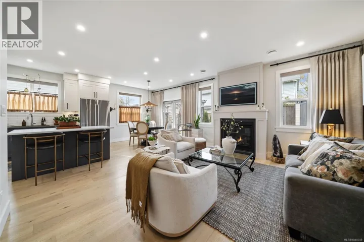 912 Clarke Rd, Central Saanich, British Columbia V8M2G1