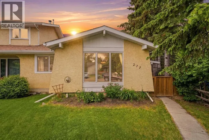 217 Woodvale Bay SW, Calgary, Alberta T2W3L4
